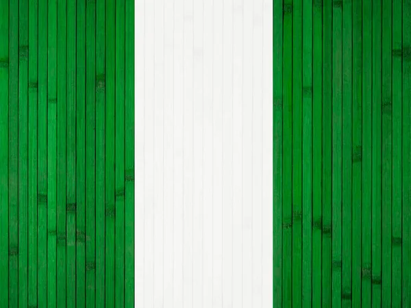 ナイジェリアの国旗は 竹で作られた木製の壁の背景に描かれている — ストック写真
