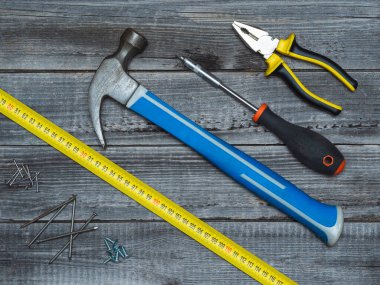 Tahtadan yapılmış bir masanın ahşap zemininde ev işi bir araç.