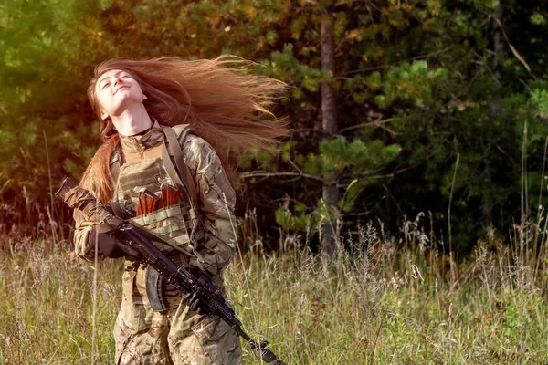 Meisje Met Rood Haar Camouflage Kleding Kogelvrij Vest Staat Het — Stockfoto