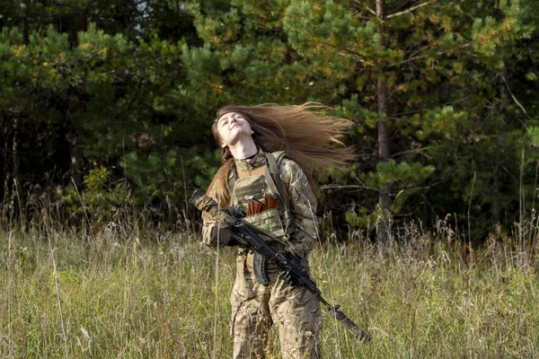 Meisje Met Rood Haar Camouflage Kleding Kogelvrij Vest Staat Het — Stockfoto