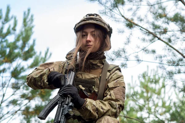 Porträtt Ung Flicka Militärkamouflage Uniform Med Ett Automatgevär Händerna Mot — Stockfoto