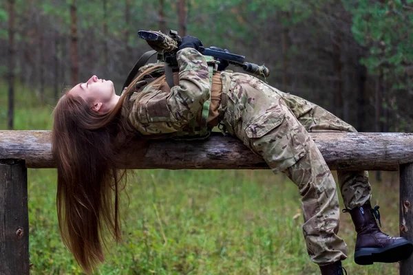 Een Roodharig Meisje Een Militair Uniform Rust Met Een Geweer — Stockfoto