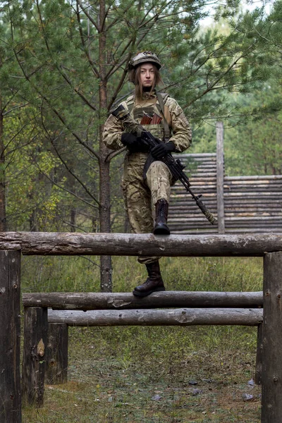 Flicka Militär Utrustning Passerar Hinderbana Ett Skogsläger Vid Arméövningsplats — Stockfoto
