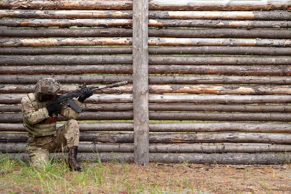 Flicka Militäruniform Håller Ett Automatgevär Sina Händer Kvinna Soldat Skottsäker — Stockfoto