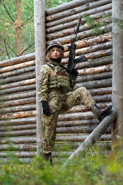Een Meisje Militair Uniform Heeft Een Automatisch Geweer Haar Handen — Stockfoto