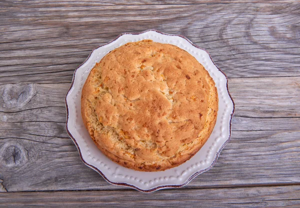 Печиво, торт на тарілці на дерев'яній — стокове фото