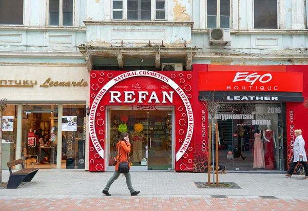 VARNA, BULGARIA, 29.02.2016: La fachada del edificio de la tienda de cosméticos búlgaro la ciudad de Varna Bulgaria Imagen De Stock