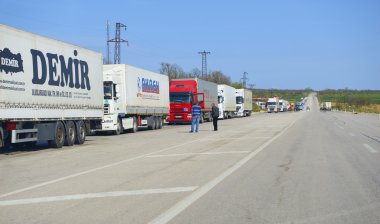 Edirne, Türkiye, 02.04.2016: Yüklü sınır sıra otomobil kamyon sınır