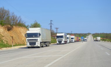 Edirne, Türkiye, 02.04.2016: Yüklü sınır sıra otomobil kamyon sınır
