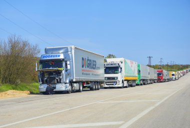 Edirne, Türkiye, 02.04.2016: Yüklü sınır sıra otomobil kamyon sınır