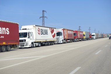 Edirne, Türkiye, 02.04.2016: Yüklü sınır sıra otomobil kamyon sınır
