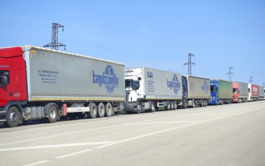 Edirne, Türkiye, 02.04.2016: Yüklü sınır sıra otomobil kamyon sınır