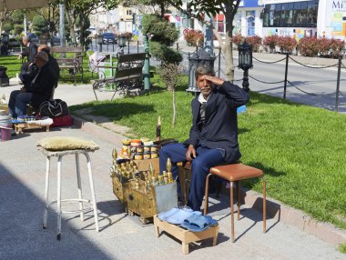 Edirne, Tukkey, 02.04.2016: temizler ve ayakkabılar için umurunda adam