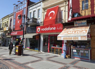 Edirne, Tukkey, 02.04.2016. Mağaza, otel, ulaşım ve ın Bazaarı Edirne insanlar kalabalık Caddesi görüntülemek