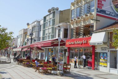 Edirne, Tukkey, 02.04.2016. Mağaza, otel, ulaşım ve ın Bazaarı Edirne insanlar kalabalık Caddesi görüntülemek