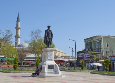 Edirne, Tukkey, 02.04.2016. Mağaza, otel, ulaşım ve ın Bazaarı Edirne insanlar kalabalık Caddesi görüntülemek