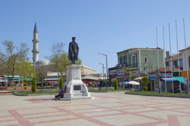 Edirne, Tukkey, 02.04.2016. Mağaza, otel, ulaşım ve ın Bazaarı Edirne insanlar kalabalık Caddesi görüntülemek