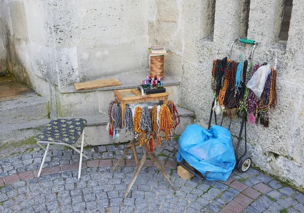 EDIRNE, TURKEY, 02.04.2016: Selling of different types of rosaries to pray near the mosque — Stock Photo, Image