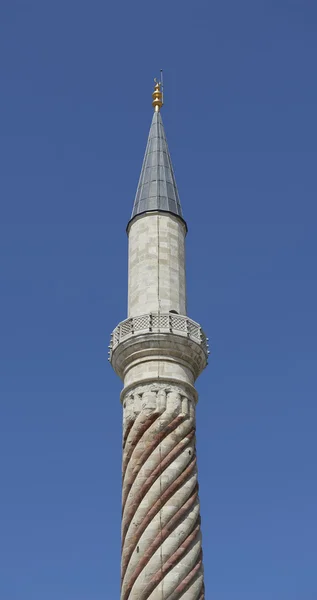 El minarete de una mezquita en el cielo azul —  Fotos de Stock