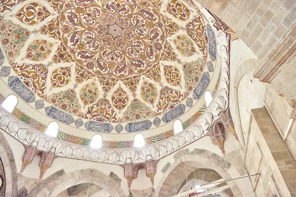 EDIRNE, TURQUIA 02.04.2016: Pintura tradicional turca na cúpula da mesquita Samii 1437 - 1447 — Fotografia de Stock