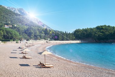 Sandy beach, güneşli gün, gökkuşağı Peyzaj ve Adriyatik Denizi