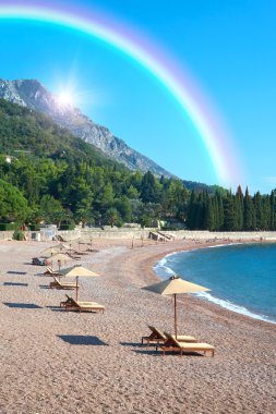 Sandy beach, güneşli gün, gökkuşağı Peyzaj ve Adriyatik Denizi