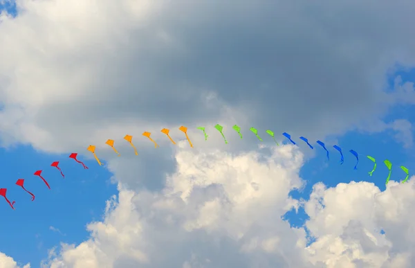 Лента разноцветных флагов против синевы облачного неба — стоковое фото