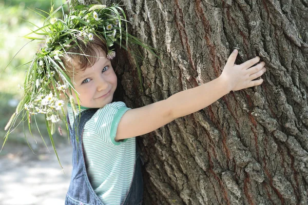 La bambina abbraccia un grande albero — Foto Stock