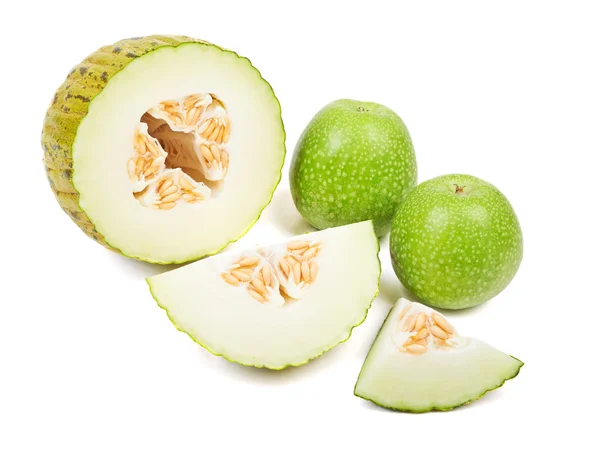 Melón en rodajas y manzanas verdes aisladas sobre fondo blanco . — Foto de Stock