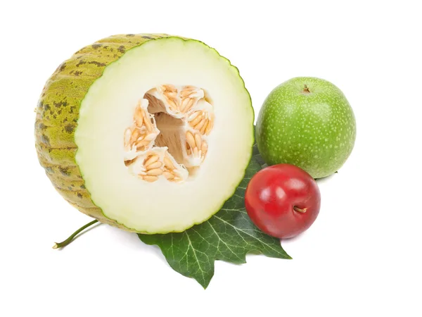 Melón en rodajas, manzana verde y ciruela aisladas sobre un fondo blanco — Foto de Stock