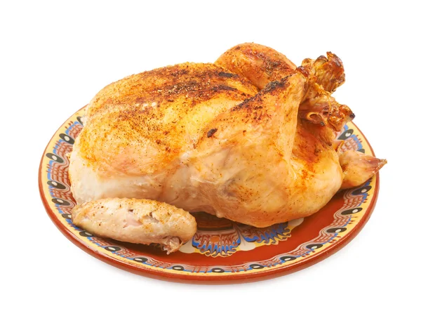Жареная курица на тарелке с огурцами на белом фоне изол — стоковое фото