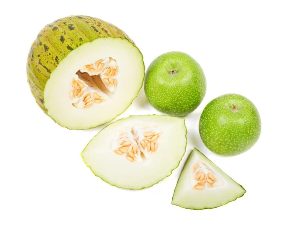 孤立在白色背景上的蜜瓜和绿色苹果切成薄片. — 图库照片