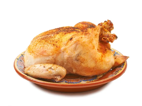 Жареная курица на тарелке с огурцами на белом фоне изол — стоковое фото