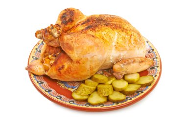 Fried chicken bir plaka üzerinde bir beyaz arka plan isol üzerinde turşu ile