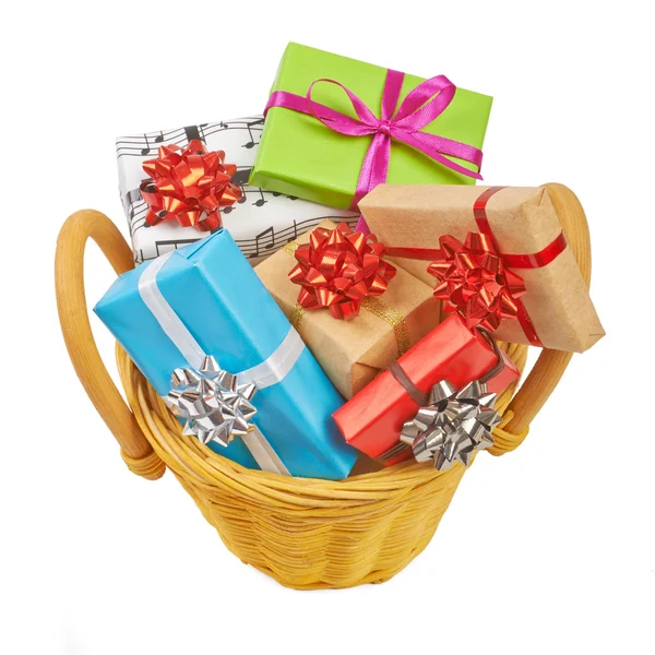 Viele farbige Geschenkboxen in einem Korb isoliert auf weißem Hintergrund — Stockfoto