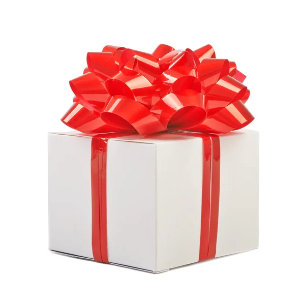 Подарункова коробка з червоною стрічкою. Ізольовані на білому — стокове фото