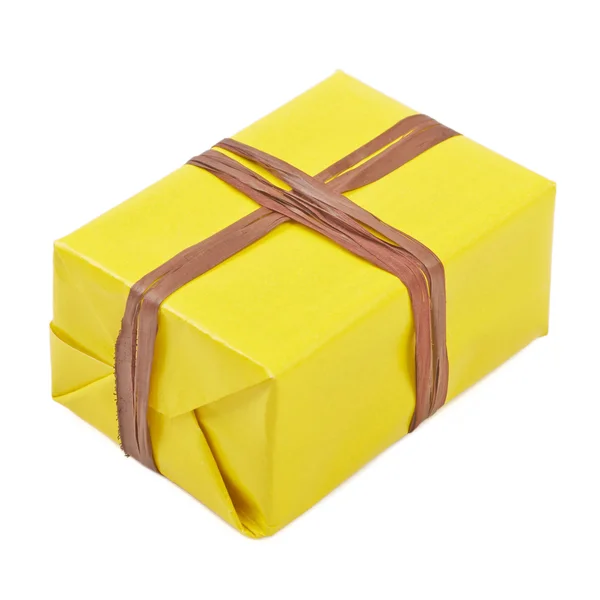 Caja de regalo con lazo de cinta y etiqueta. Aislado sobre blanco —  Fotos de Stock