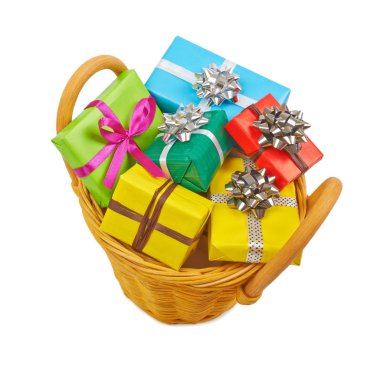 Pek çok hediye kutuları beyaz arka plan üzerinde izole sepetteki renkli