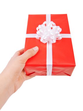 Beyaz arka plan üzerinde izole kırmızı hediye kutusunda, ellerini ver,