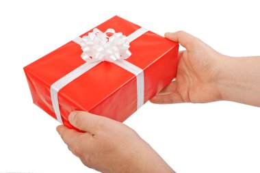 Beyaz arka plan üzerinde izole kırmızı hediye kutusunda, ellerini ver,