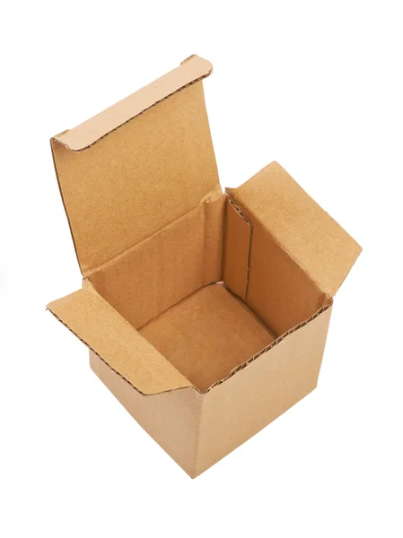 Beyaz arkaplanda izole edilmiş karton kutuyu aç — Stok fotoğraf