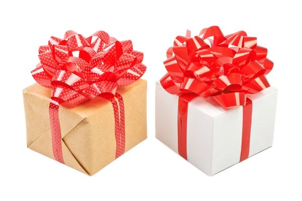 Червона подарункова коробка в руках, подарунок, ізольована на білому тлі — стокове фото