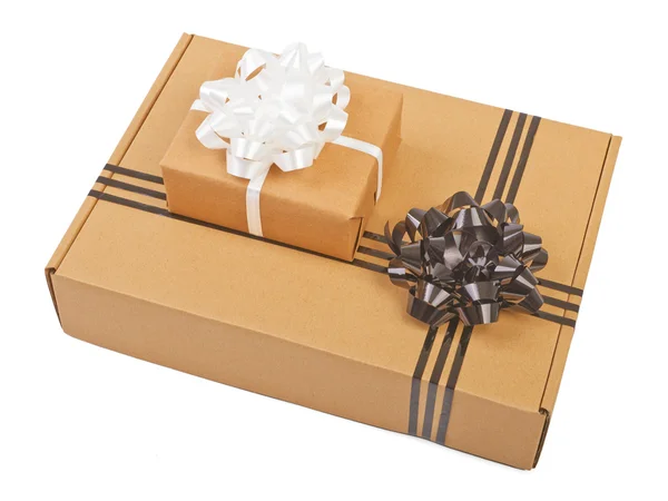 Червона подарункова коробка в руках, подарунок, ізольована на білому тлі — стокове фото