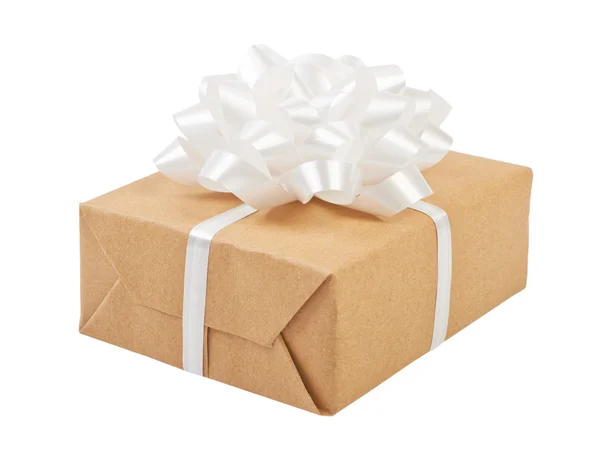 Подарункова коробка зі стрічковим бантом і. Ізольовані на білому — стокове фото