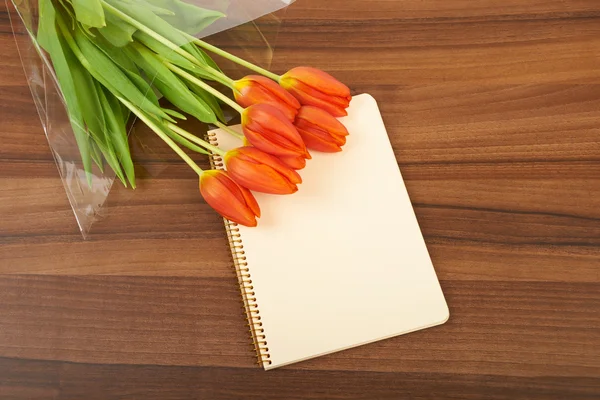 Flores vermelhas da tulipa sobre a mesa, fundo — Fotografia de Stock
