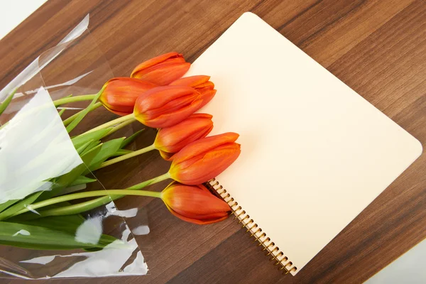 Flores de tulipán rojo sobre la mesa, fondo — Foto de Stock
