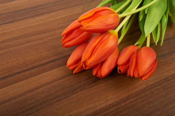 Flores de tulipán rojo sobre la mesa, fondo —  Fotos de Stock