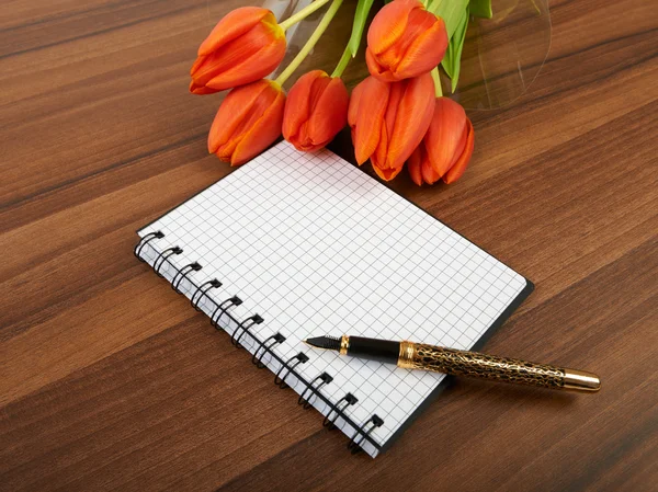 Flores vermelhas da tulipa sobre a mesa, fundo — Fotografia de Stock