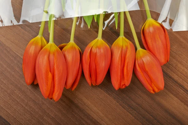 Fiori di tulipano rosso sul tavolo, sfondo — Foto Stock