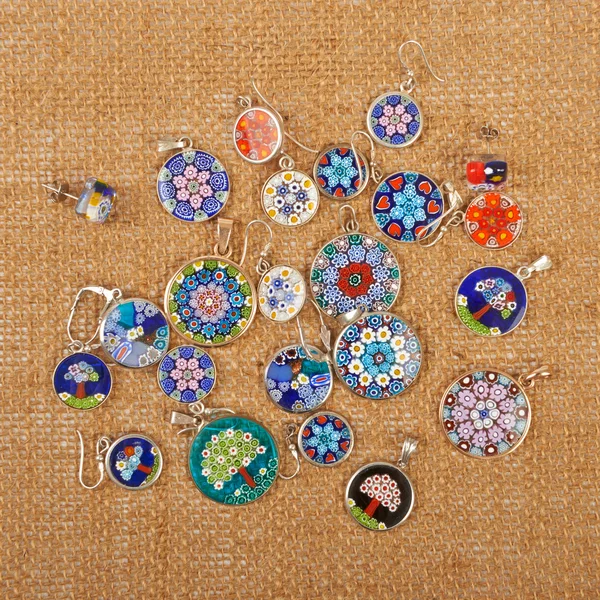 Murano glazen sieraden pendants and earrings en Venetië op doek — Stockfoto